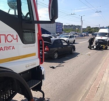 На Московской столкнулись легковушка и мотоцикл