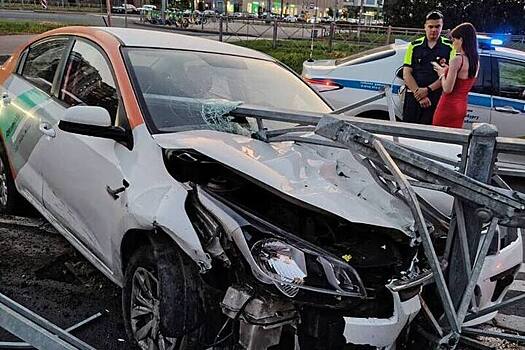 Россиянку едва не пронзило дорожное ограждение, когда она пыталась скрыться от ГАИ