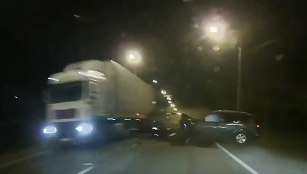 Неудачный обгон завершился серьезной аварией в Подмосковье. Видео
