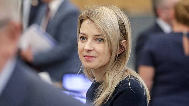 Поклонская принесла скандальную книгу в школу-интернат