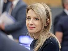 Поклонская принесла скандальную книгу в школу-интернат