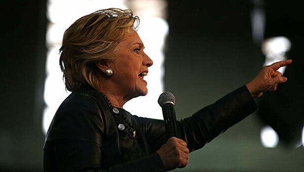 Клинтон поддержала Байдена