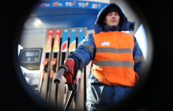 За новогодние праздники в России упала средняя цена на бензин