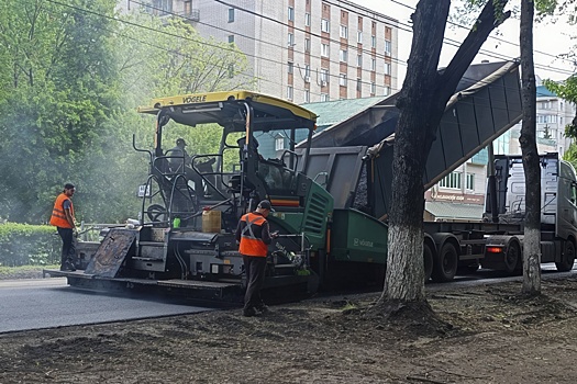 Асфальт уложили в лужу