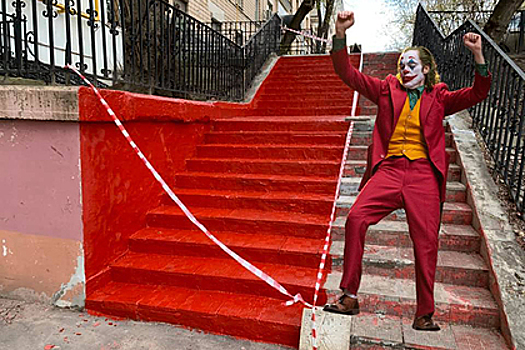 Коммунальщики решили «не испытывать судьбу» и покрасили лестницу в красный цвет