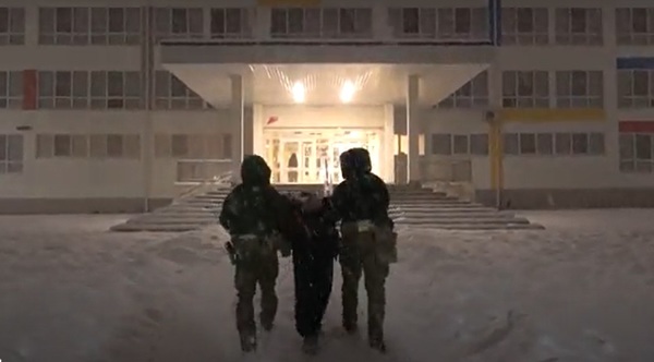 ФСБ сообщила о задержании мигранта по подозрению в подготовке поджога елки в школе