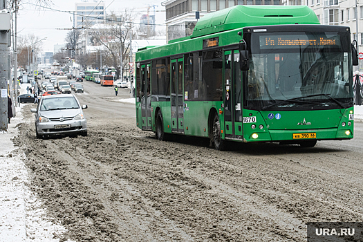 В Екатеринбурге пассажир накинулся на кондуктора в автобусе