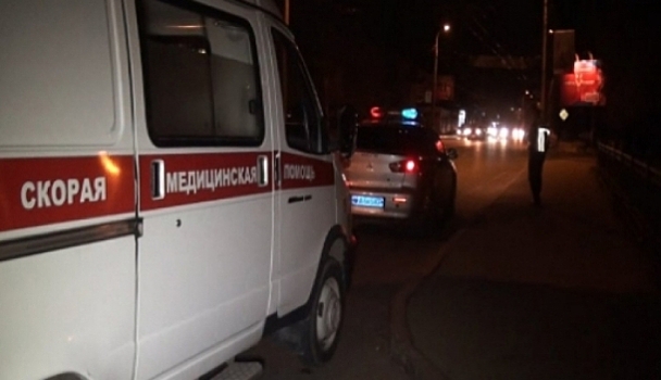 В Ростове мужчина выпал из окна девятиэтажки на иномарку и выжил