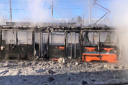 В Хабаровске пожарные потушили загоревшийся трамвай