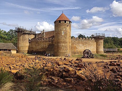 Зачем в наши дни во Франции строят средневековый замок