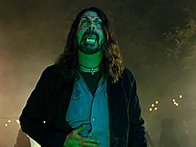 Весело и страшно. Foo Fighters сняли невероятный треш-хоррор с собой в главных ролях. Почему это очень обаятельно?