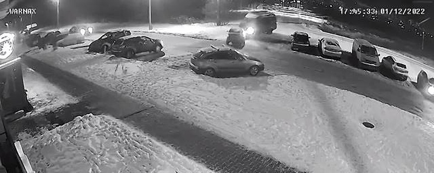 Под Псковом микроавтобус протаранил автомобиль
