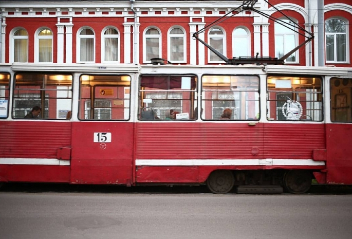 Омичи раскритиковали окрашенный в красно-черный городской трамвайный вагон. …