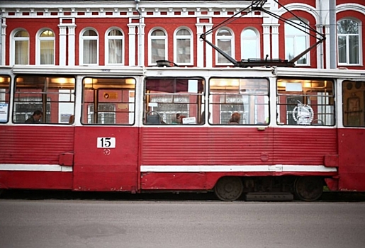 В Омске из-за обрезки деревьев временно укоротят схемы движения трамваев № 4 и № 7