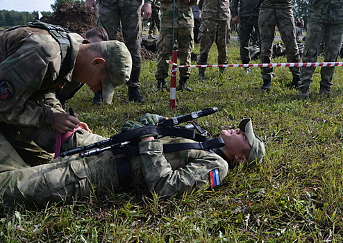 На конкурсе АрМИ «Отличники войсковой разведки» механики-водители продемонстрировали мастерство вождения БМП