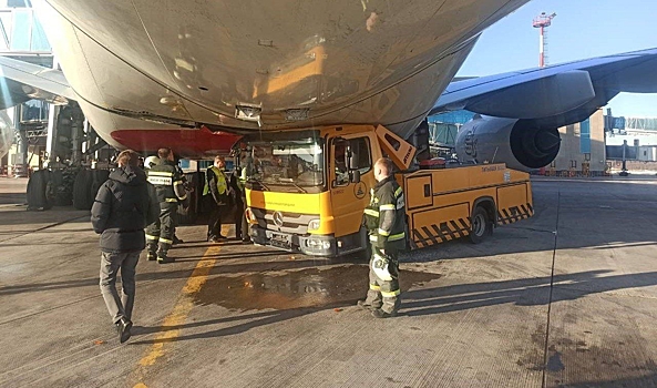 У водителя врезавшегося в самолет водовоза в Домодедово случился инсульт