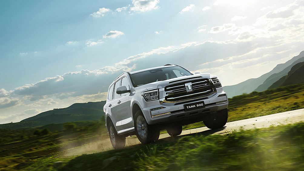 Ещё одним гибридом на российском рынке станет Tank 500 Hi-Charge. Внедорожник получил 231-сильный бензиновый турбомотор 2.0 и 163-сильный электромотор, встроенный в 9-ступенчатую автоматическую коробку передач. Батарея 37,1 кВт·ч обещает запас хода на электротяге до 115 км. Такая модель обойдётся покупателям минимум в 7 299 000 рублей.