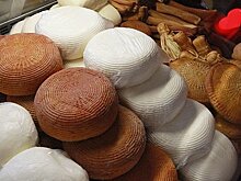 Диетолог назвал самый полезный сыр