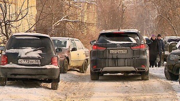 Водителям и пешеходам тесно в 4-м проезде Терновского