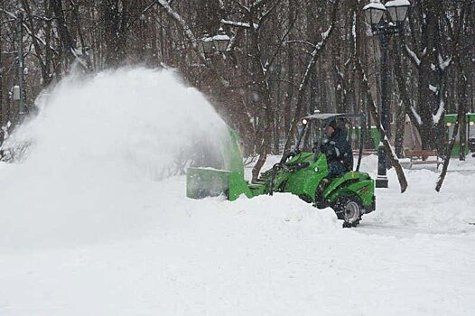 На Алабяна очистили от наледи тротуар