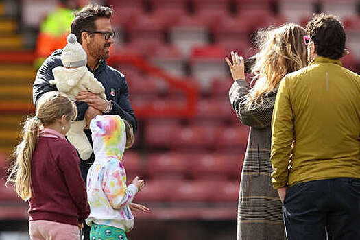 Блейк Лайвли и Райан Рейнольдс впервые вышли в свет с новорожденной дочерью