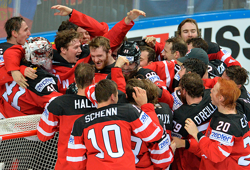 Игроки сборной Канады радуются победе в финальном матче чемпионата мира по хоккею 2015 между сборными командами Канады и России.