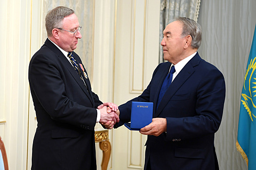 Назарбаев наградил покидающего страну посла США