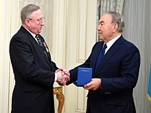 Назарбаев наградил покидающего страну посла США