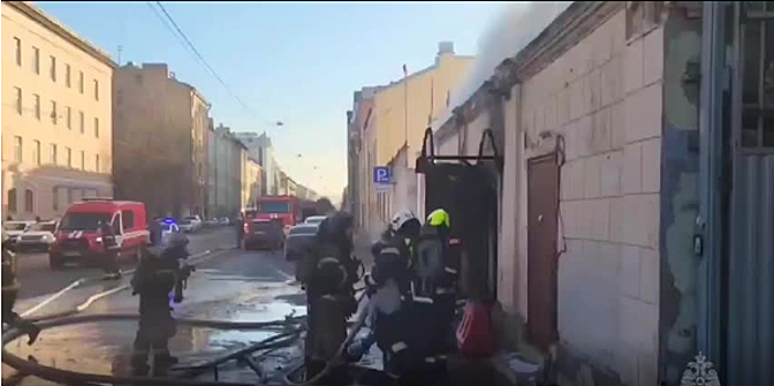 На Васильевском острове в Петербурге произошел серьезный пожар