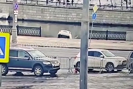 Опубликовано видео падения Volkswagen в Москву-реку