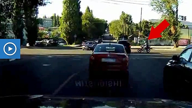 В Воронеже очевидцы сняли на видео ДТП, в результате которого пострадал мотоциклист