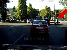 В Воронеже очевидцы сняли на видео ДТП, в результате которого пострадал мотоциклист