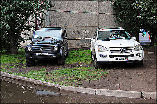 Власти Красноярска объявили «войну» паркующимся на газонах водителям
