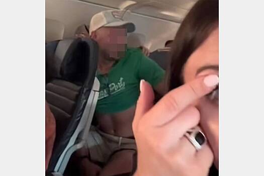 Пассажирка самолета уличила попутчика в неверности жене и сняла его на видео