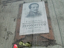 Памятную доску Лермонтову на Садовой улице закрыли тканью