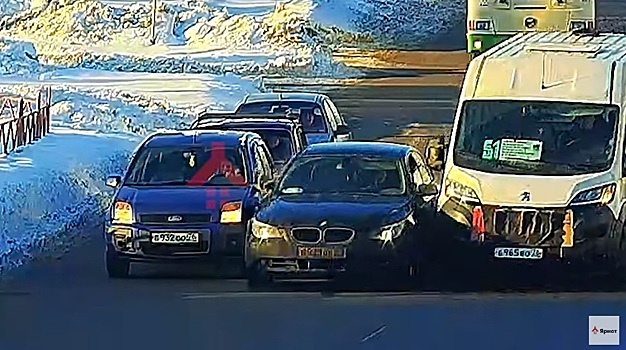 Появилось видео аварии в Ярославле, где маршрутка защемила BMW