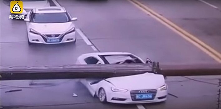 Китаец выжил после падения башенного крана на его машину