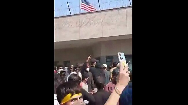 Толпа с огнем штурмует консульство США в Карачи, морпехи открыли огонь