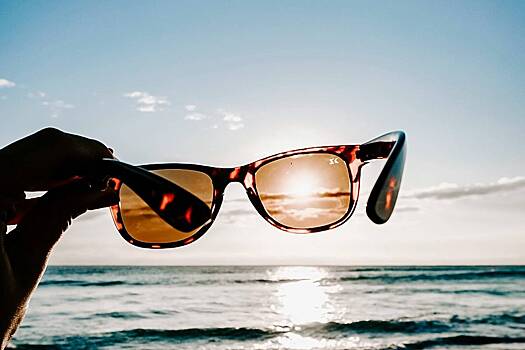 Врач призвала при выборе солнцезащитных очков обратить внимание на одну деталь