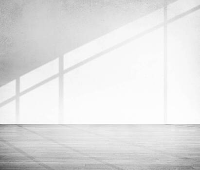 Под ногами посетителей хабаровского ТЦ с грохотом раскололся пол