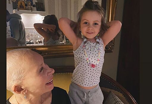 3-летняя внучка актрисы Татьяны Васильевой примерила парик звездной бабушки