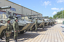 В Ставрополе военнослужащим десантно-штурмового полка ВДВ вручили комплект новейшей боевой техники БМД-4М и БТР-МДМ
