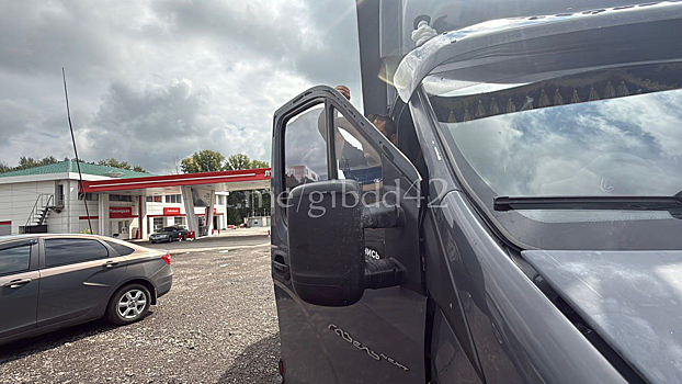 Житель Новосибирска на автомобиле с тонировкой попался сотрудникам ГИБДД в Кузбассе