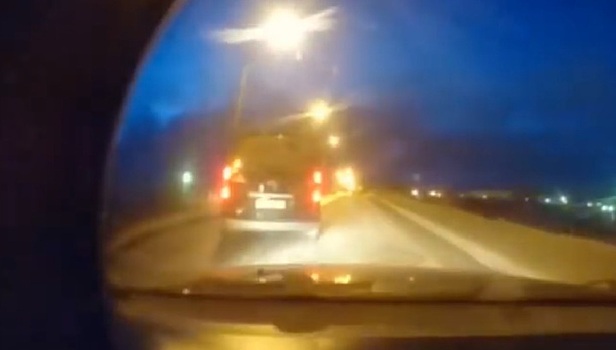 Минивэн свалился с путепровода в Мурманской области. Видео