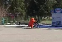 Россиянин в костюме кота поймал вора на велосипеде