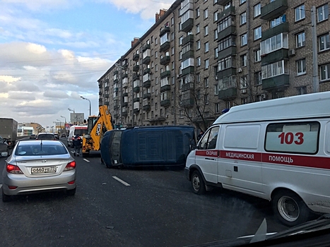 Опрокинувшаяся "Газель" забаррикадировала Звенигородское шоссе
