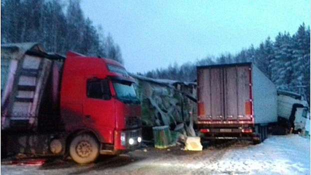 В Кировской области на трассе столкнулись два большегруза