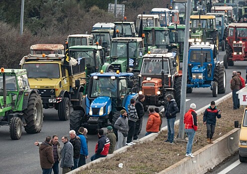 Греческие фермеры устроили бунт на тракторах