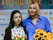 Анастасия Волочкова, Юлия Барановская и другие звезды с детьми поддержали Илью Авербуха на премьере шоу «Алиса в стране чудес»