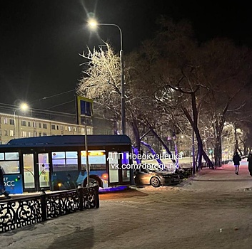 Автобус снес легковушку в Новокузнецке